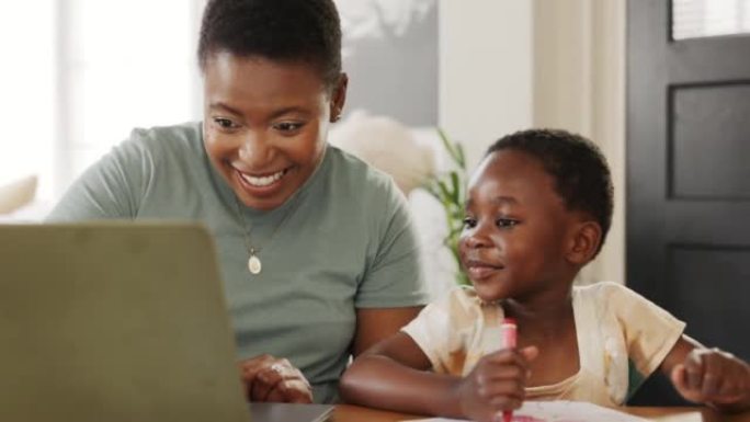 带笔记本电脑和彩书的教学，学习和黑人家庭以及家庭儿童对在线教育，儿童网站和在线数字指南感到满意。快乐