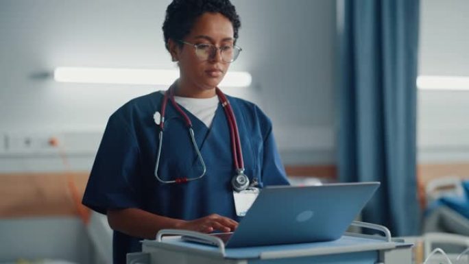 医院病房: 专业微笑的黑人女护士长或戴着听诊器的医生使用医疗计算机。在背景中，病床患者在疾病和手术后