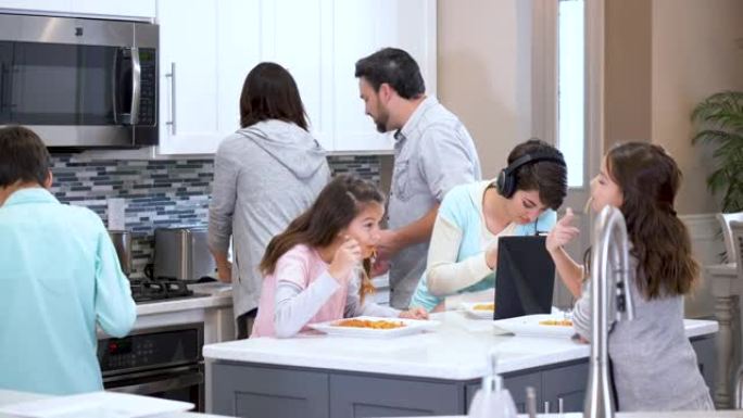 有四个孩子在厨房吃饭的多种族家庭