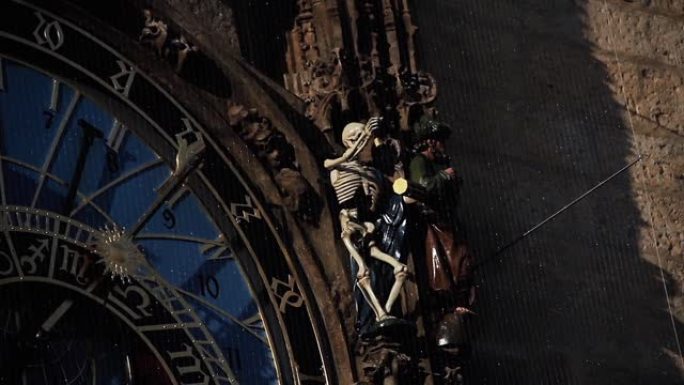 代表死亡的移动骨架，在布拉格天文钟或布拉格Orloj上报时，捷克共和国布拉格旧市政厅。