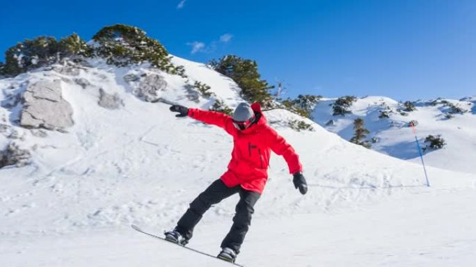 滑雪者冲下滑雪坡，在途中进行旋转表演特技跳跃技巧