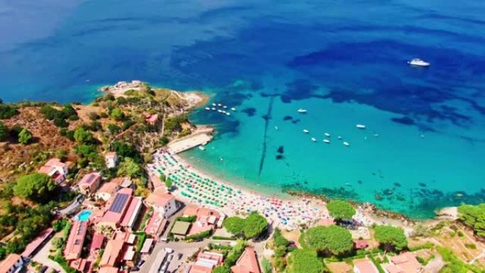 意大利厄尔巴岛天堂海滩的鸟瞰图。