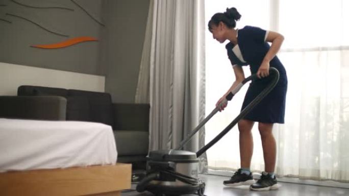 女佣正在打扫地板打工上班视频素材