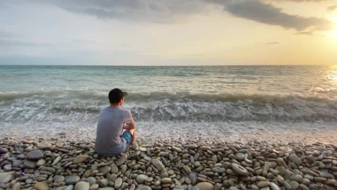 在海上观看日落海边海浪冲击海岸坐在海边的