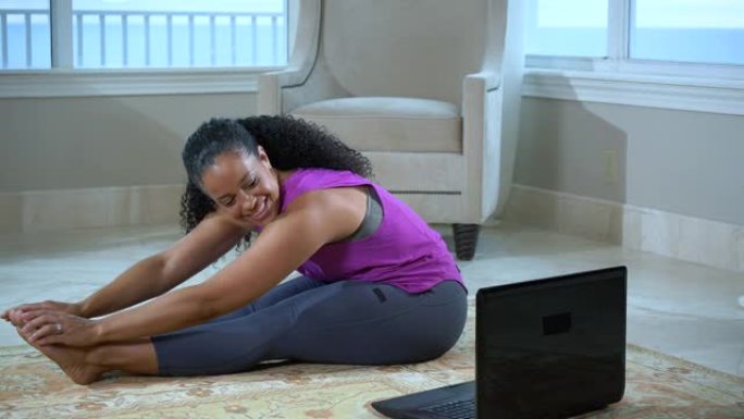 女人在网上上课在家锻炼，伸展运动
