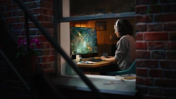 开朗的女性玩家在个人电脑上玩在线视频游戏。享受幻想RPG的职业女性玩家。真正的角色扮演角色施放魔法咒