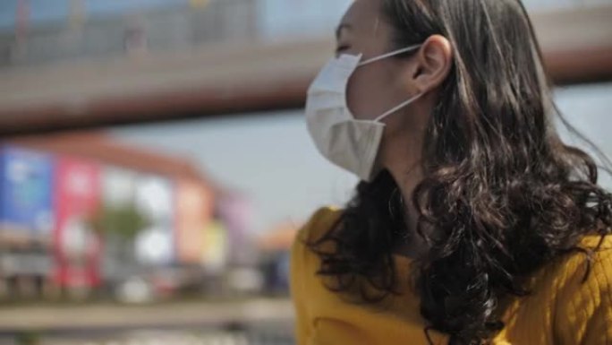 女人戴着鼻罩，以防止空气中PM 2.5灰尘和Covid病毒