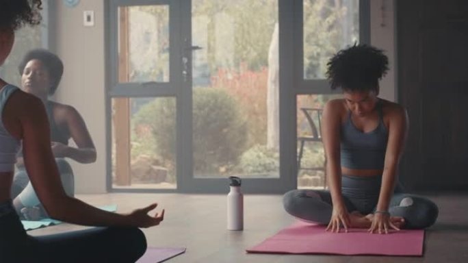 一群年轻女性一起练习瑜伽的4k视频片段