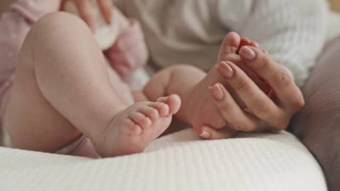 抱着小女儿的脚婴幼儿小孩脚