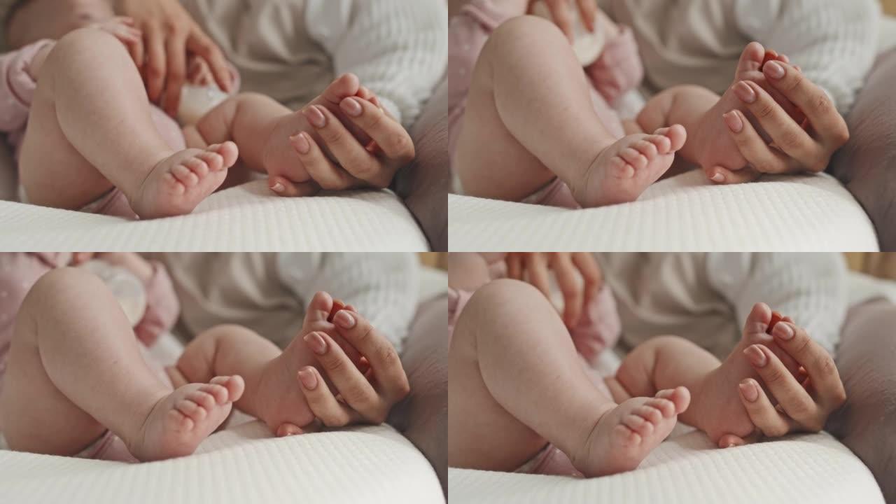 抱着小女儿的脚婴幼儿小孩脚