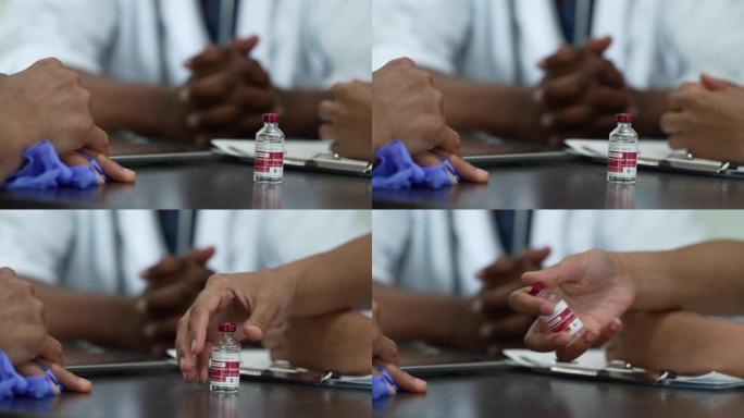 医疗专业人员与一小瓶新型冠状病毒肺炎疫苗