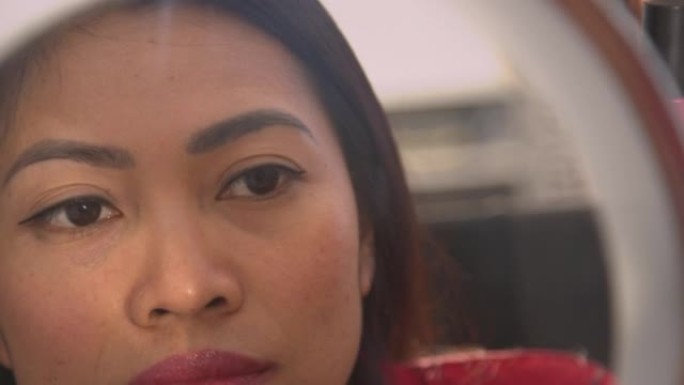 特写: 漂亮的菲律宾女人在睫毛上涂上睫毛膏的详细视图