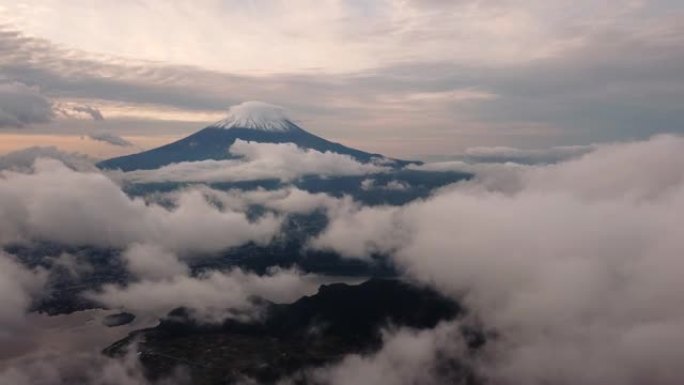 日出时云层上方的鸟瞰图。富士山，藤山，山梨，日本