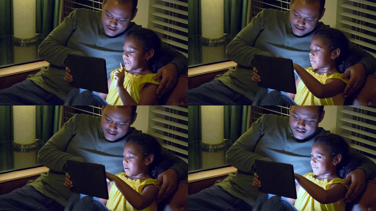 多种族女孩，父亲晚上看平板电脑