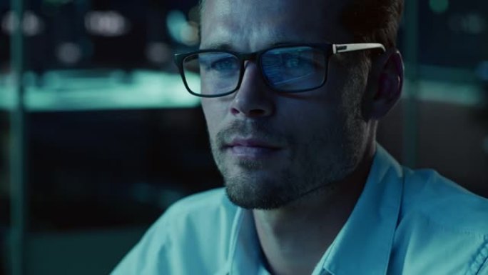 男性创业数字企业家在电脑上工作的肖像，眼镜中反射的代码行。开发人员正在使用AI算法大数据开发创新的电