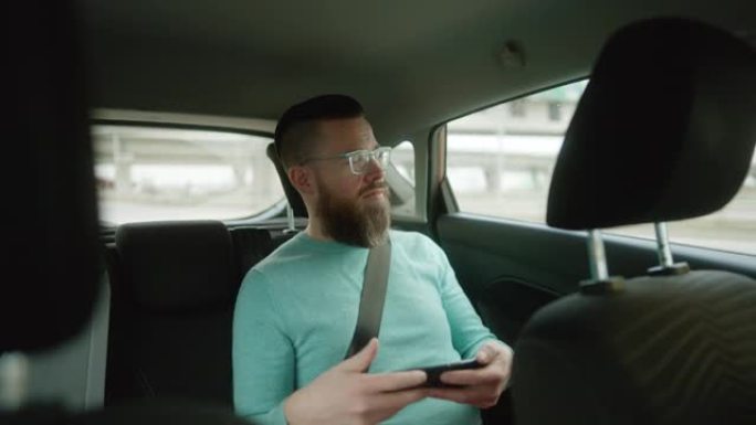 在车里玩手机游戏行车娱乐驾驶习惯防止分心