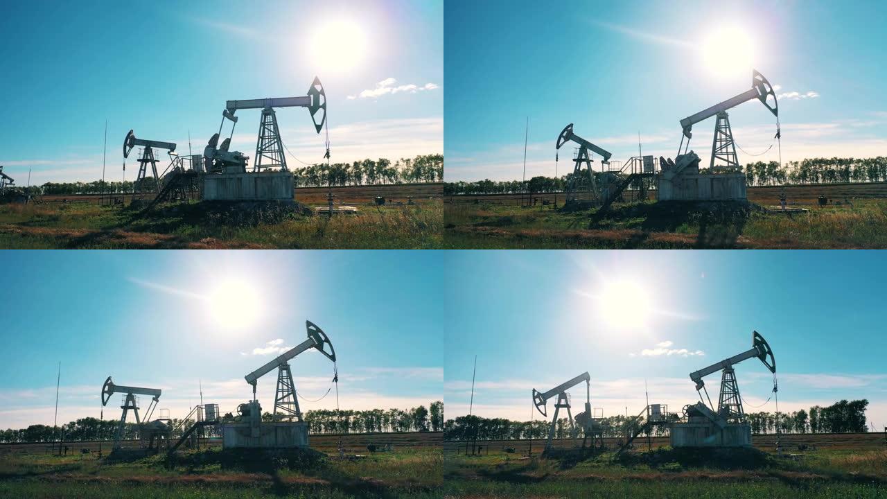 石油开发基地，配有运转良好的抽油机。油井，原油，钻机，油田，原油价格，油气，油桶，石油工业概念。