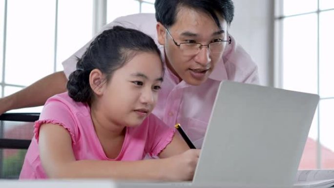 亚洲父亲的家庭，女儿年龄11岁，通过计算机在家上学，在家预防冠状病毒流行或Covid-19.Youn