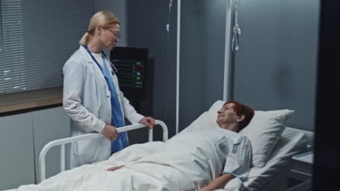 医生在病床上与患者交谈