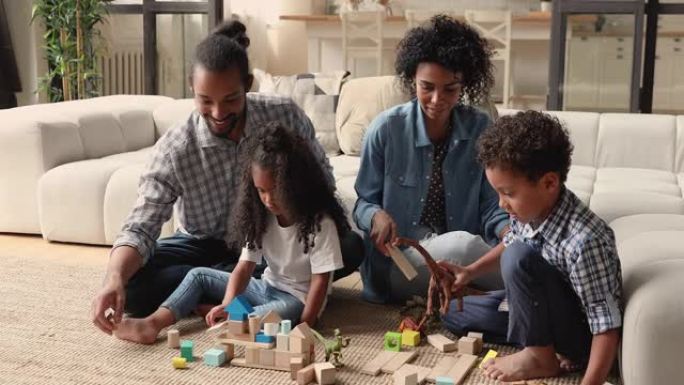 有小孩的非洲家庭玩恐龙玩具和木砖