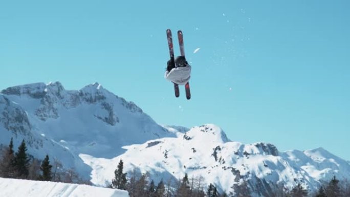 时间扭曲: 自由式滑雪者起飞并进行360抓取的动作镜头。