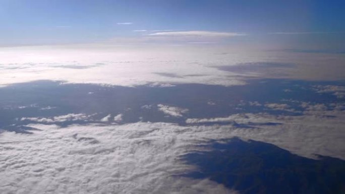 飞机窗户上的云天空