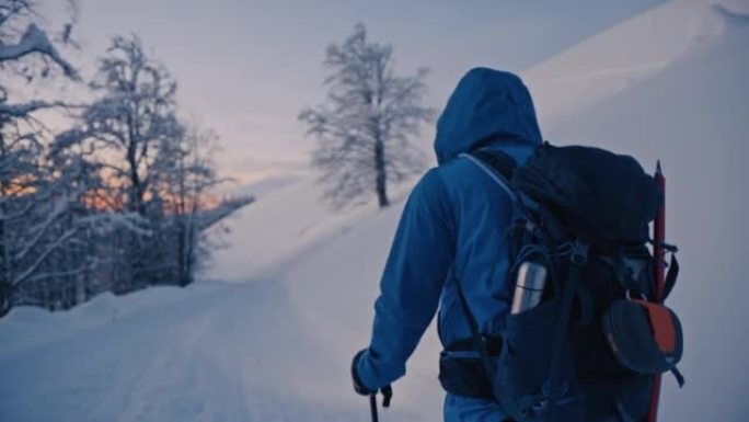 带着头灯的SLO MO徒步旅行者走在覆盖着新鲜雪的道路上