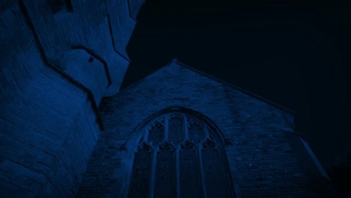 夜间低角度接近教堂