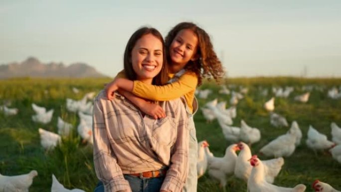 在母亲节，一起旅行或在阿根廷度假时，拥抱，孩子和母亲在养鸡的农场里。假期期间，女孩和妈妈在动物田野上