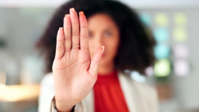 严肃的人力资源经理在办公室用手示意停止。杜绝职场性骚扰和歧视。保护员工或员工在工作中的权利