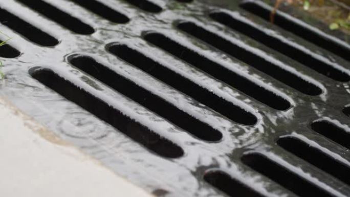 雨天的特写下水道水滴视频素材
