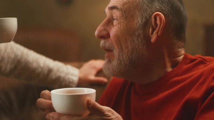 老年夫妇喝茶聊天喝水饮水茶杯