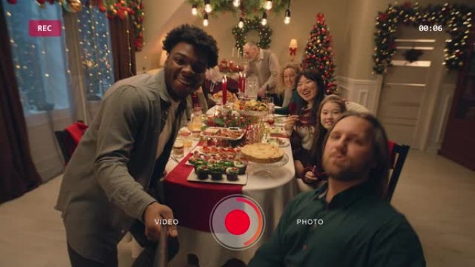 非裔美国人在圣诞节拍摄家庭合影