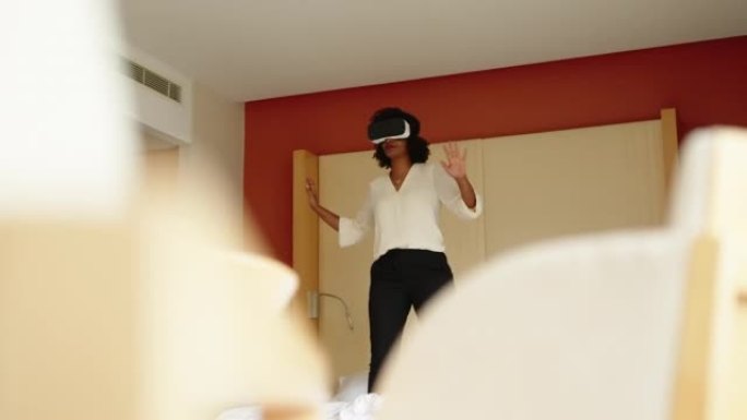 非洲女商人在酒店房间使用虚拟现实耳机