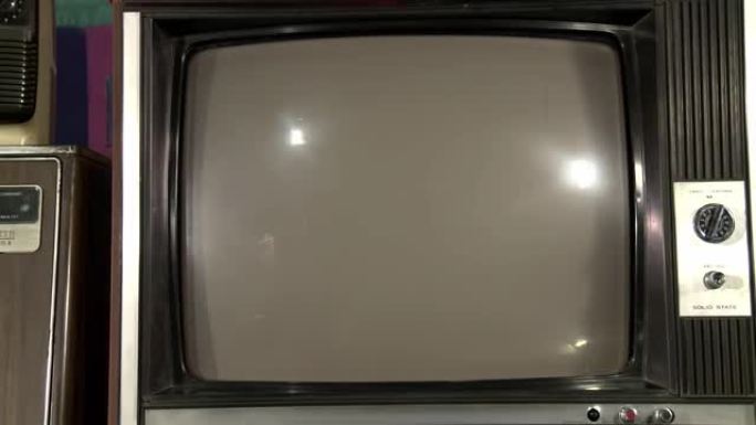 堆叠复古电视机打开绿色屏幕。多莉进来了。4k分辨率。