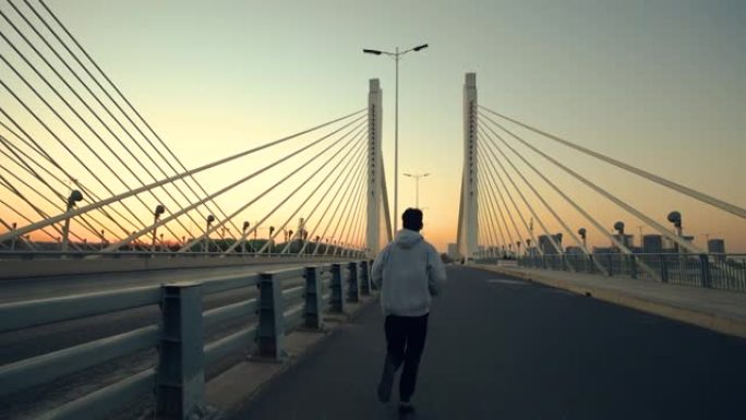 年轻人早上在桥上奔跑