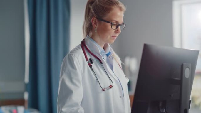 医院病房: 专业微笑的白人女医生穿着实验服和听诊器使用医疗设备计算机。病床，手术后成功康复的患者