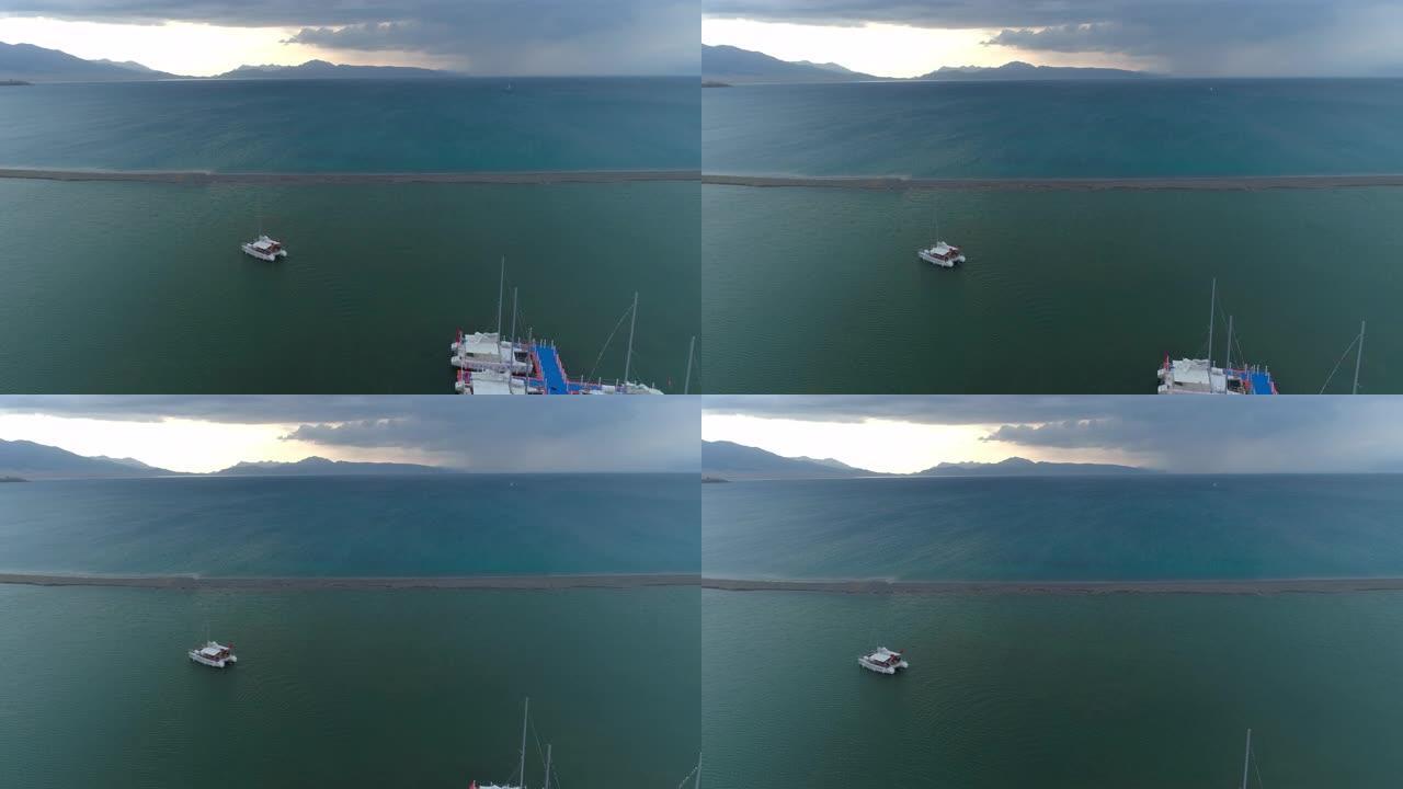 轮船离开码头，驶向中国新疆无尽的大海