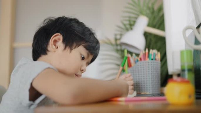 亚洲男孩在家在线学习。
