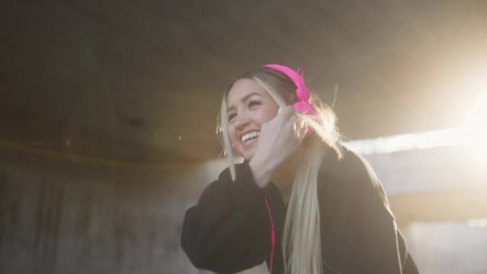 快乐的女人从慢跑中休息一下