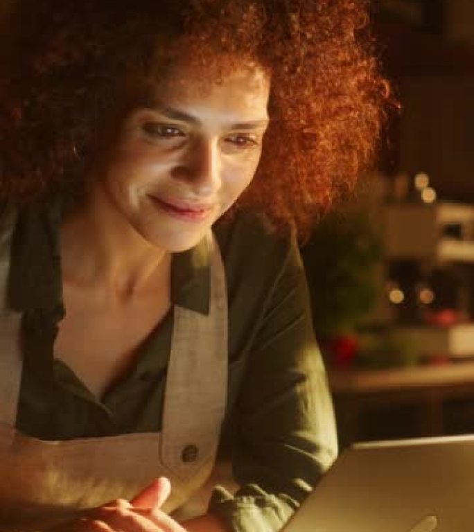 垂直屏幕餐厅: 漂亮的女厨师使用笔记本电脑。正宗披萨店烹饪美味的有机生态食品。从事在线订购小型企业的