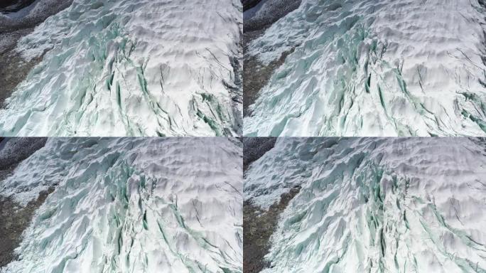 冰川融化，露出深蓝色的冰