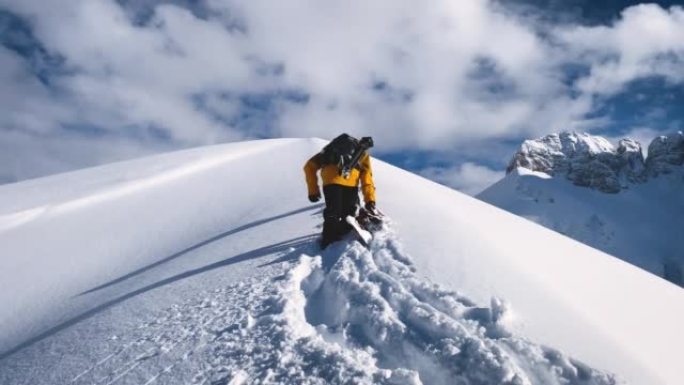 滑雪者在山上的深雪中爬坡