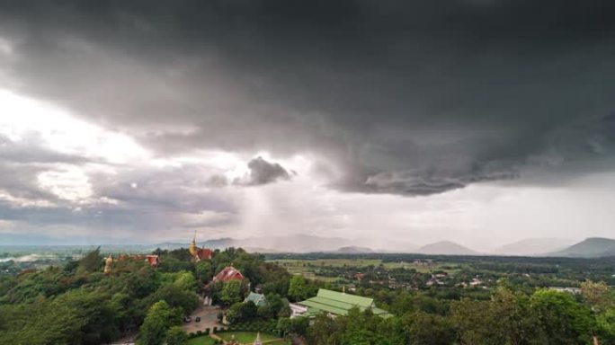 时光流逝，美丽的寺庙在雨中著名的地标