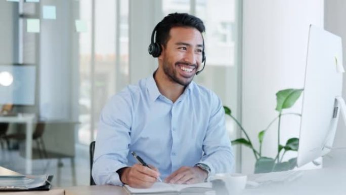 商人戴着耳机进行视频会议、虚拟会议或在线咨询。专业信息技术经理在一次成功的全球网络研讨会后看起来自信