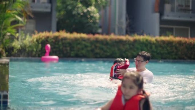 父子暑假玩得开心4K亲子学游泳教小孩学跳