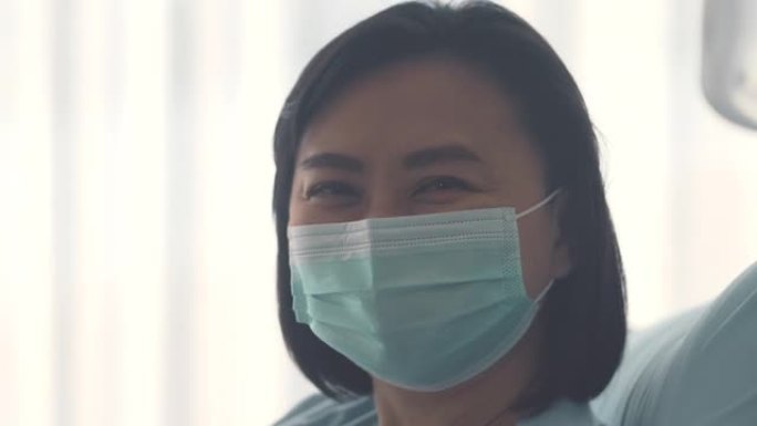 14天检疫: 女人戴着面具微笑