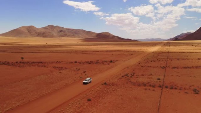 WS卡车在偏远的沙漠中行驶，纳米比亚，非洲