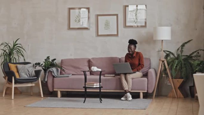 非裔美国妇女在家里用笔记本电脑打电话的视频