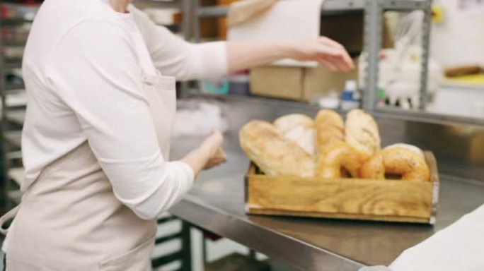 在面包店工作的成熟女面包师的4k录像